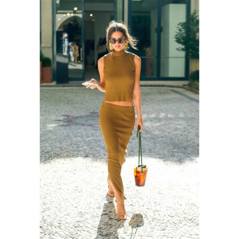 افكار تنسيق الكروب توب مع التنورة المستقيمة