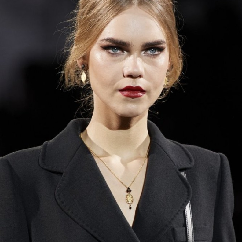  تسريحات شعر مرفوعة ناعمة تناسب المرأة العاملة من Dolce&Gabbana