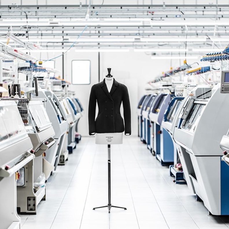  Dior تعيد ابتكار سترة "بار" بإصدار محبوك غير مسبوق