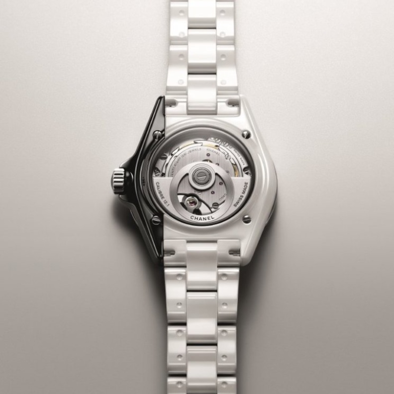 ساعة J12 Paradoxe من شانيل chanel