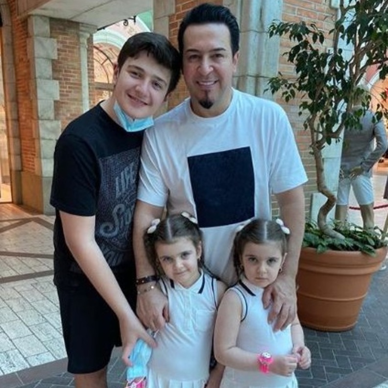 رضا العبدالله مع اولاده