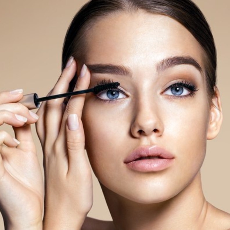 وصفات طبيعية لتكثيف وتغذية الرموش والحواجب