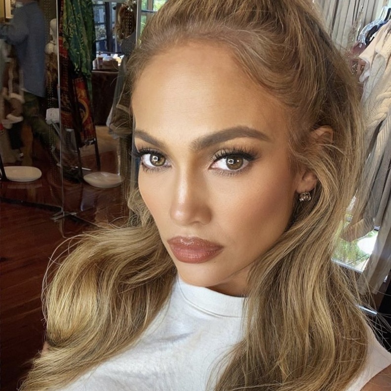 جينيفر لوبيز تشارك متابعيها إطلالتها الجمالية الجديدة