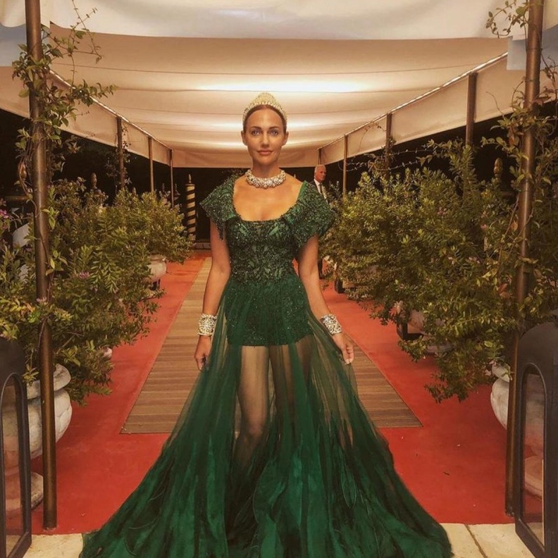  اطلالة عصرية أنيقة من تصميم طوني ورد