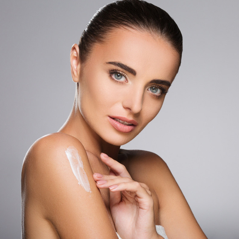 طريقة استخدام زبدة الشيا مع زيت الزيتون لازالة الخطوط البيضاء في الجسم