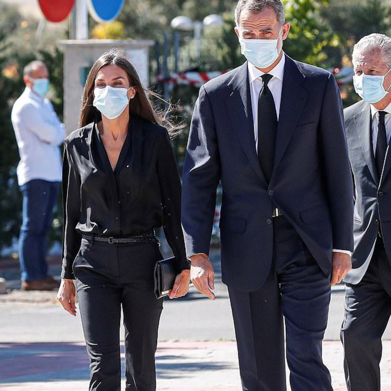  بدت أنيقة بتوب أسود نسقته مع سروال كلاسيكي اسود