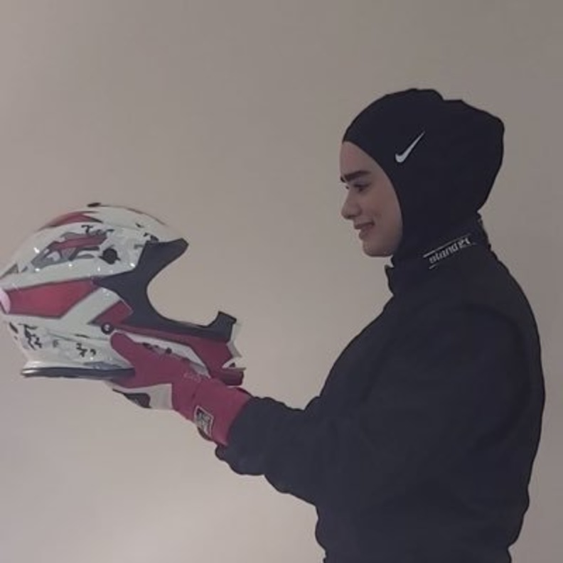 إسراء الدخيل أول متسابقة سعودية تتفوق على الرجال في بطولة تويوتا