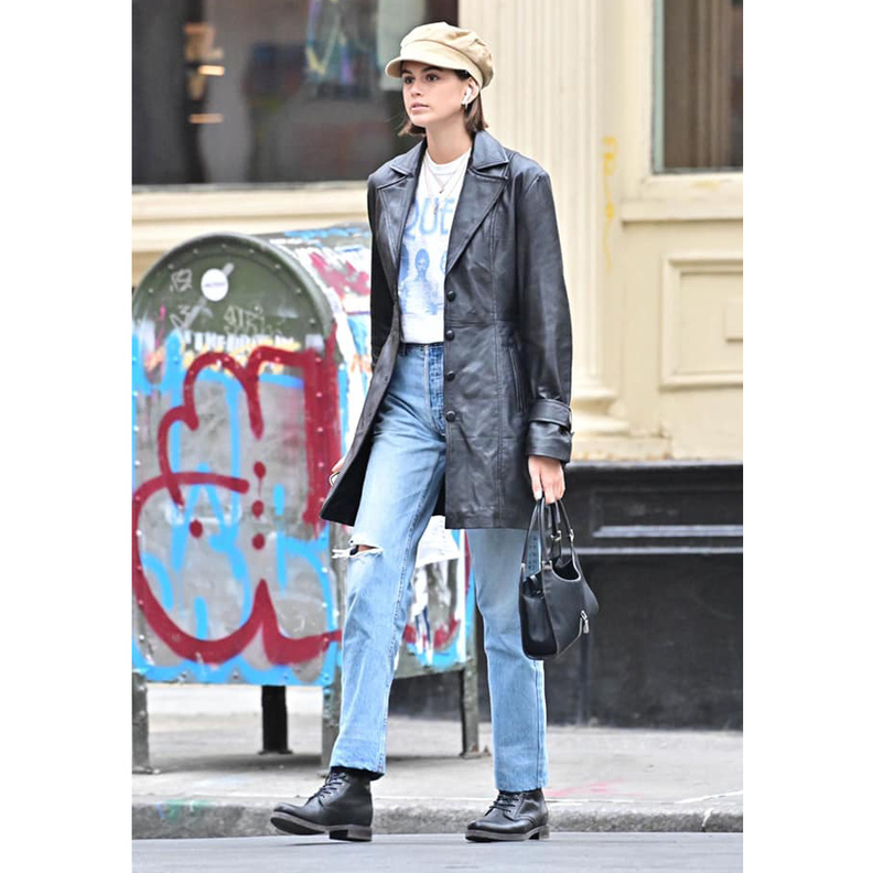  كايا جربر في لوك شبابي في جاكيت جلد متوسط الطول