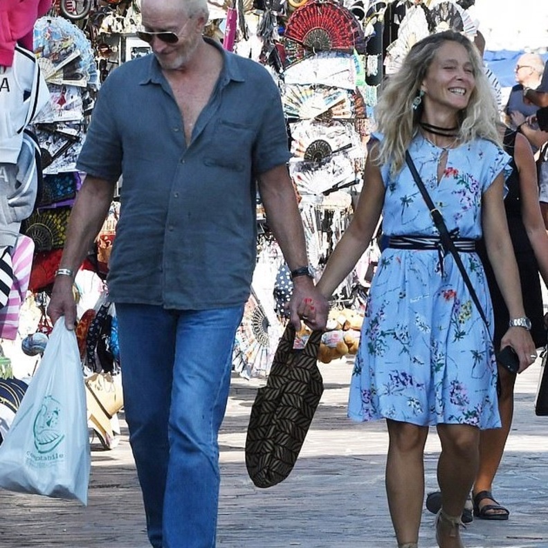 تشارلز دانس نجم Game Of Thrones وإليساندرا في نزهة رومانسية في شوارع البندقية