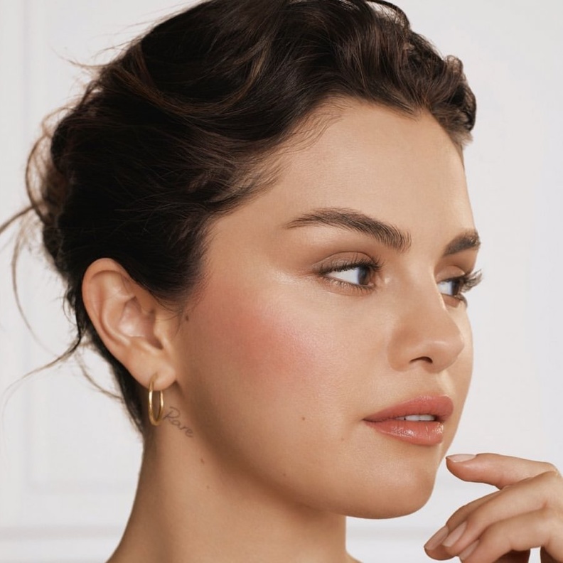 أحدث صور سيلينا بمستحضرات علامتها الجديدة