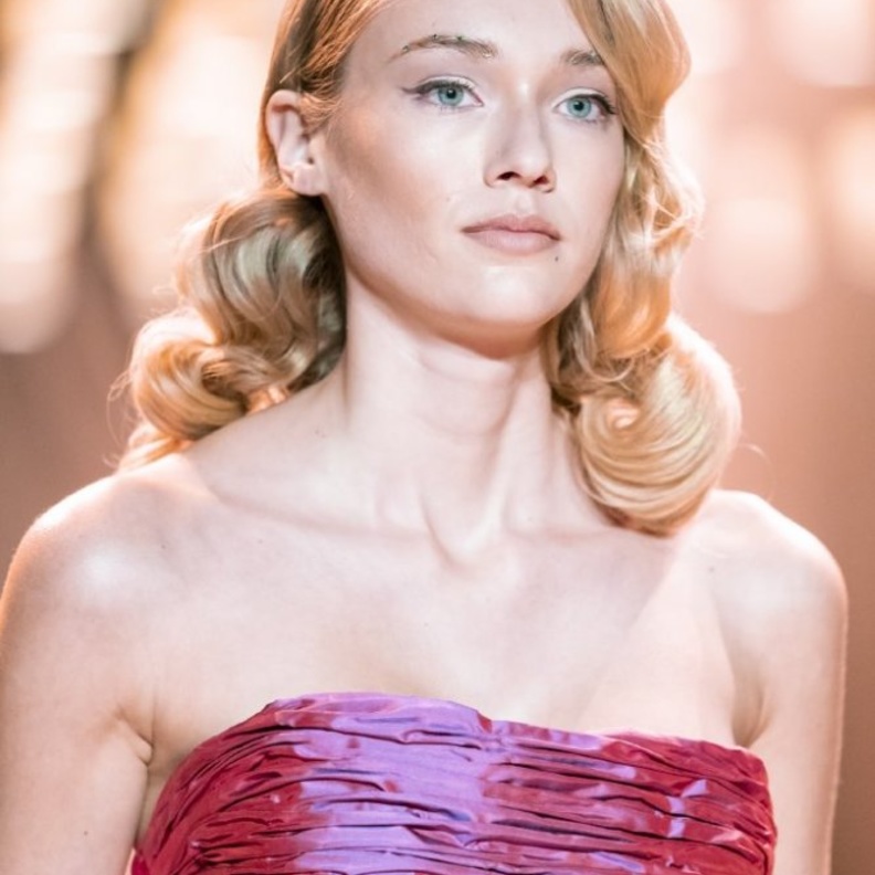  تسريحات شعر ويفي عريض وطويل من Christopher John Rogers