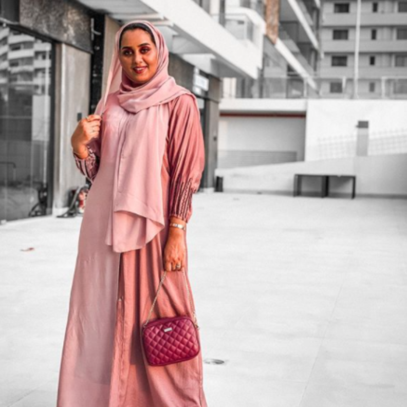 الزهري االأنثوي باطلالة جذابة وناعمة تألقت فيها آلاء البلوشي