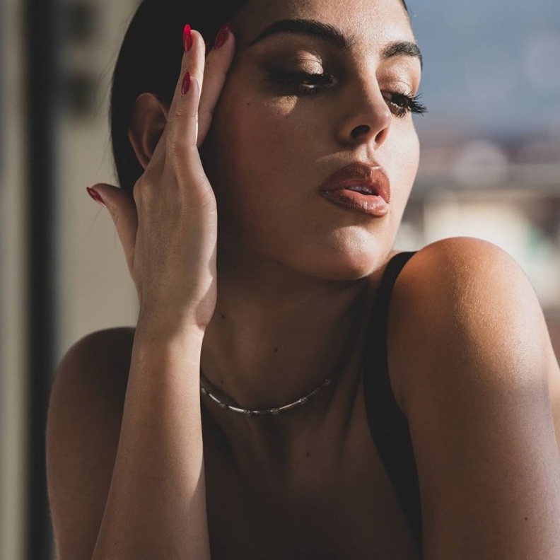 استوحي من جورجينا رودريغيز المكياج البرونزي 