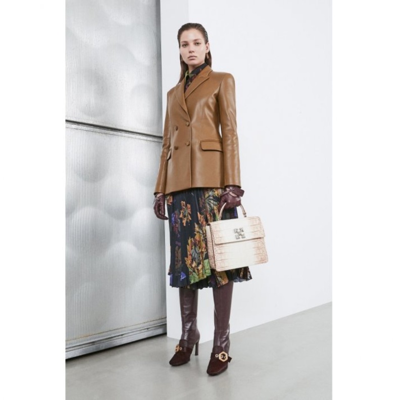 اطلالة للعمل من Off-White 