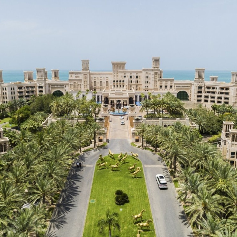 الباحةالخارجية للفندق