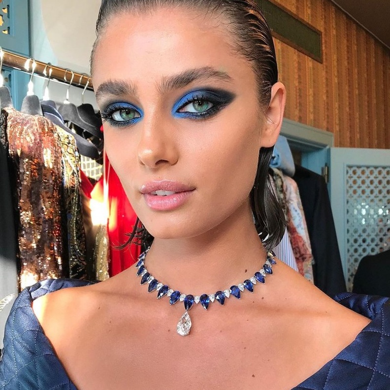 صيحات النجمات الجمالية  مثل Taylor Hill بإطلالة جمالية قوية وملفتة