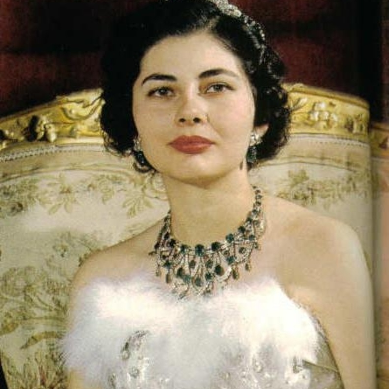 قصة "الأميرة ذات العيون الحزينة".. التي كان يهدي لها شاه إيران كل يوم جوهرة 