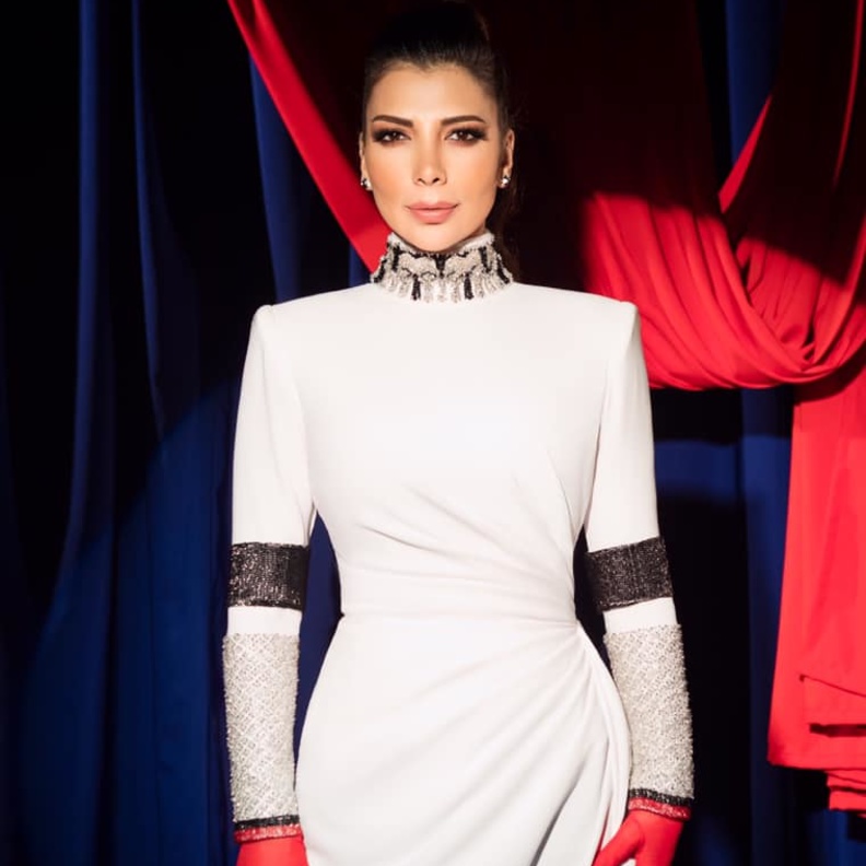  بدت أصالة ساحرة بفستان أبيض من توقيع المصمم نيكولا جبران