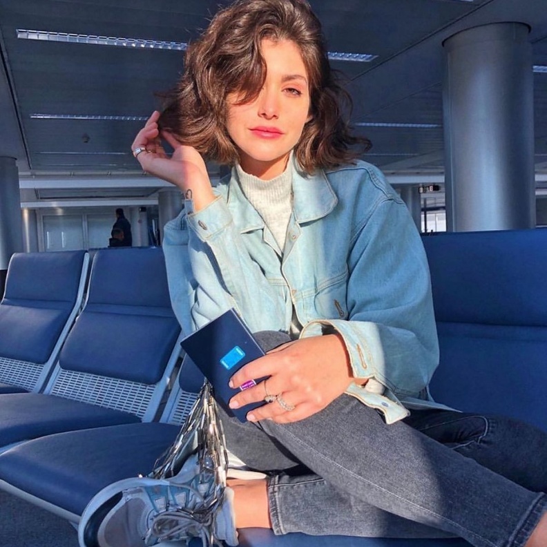  تنسيق الدينيم للمطار على طريقة اطلالات نور عريضة 