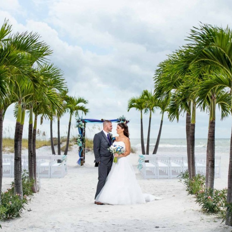 اجمل الصور مع زوجك بثيم الزفاف بنخلة الصحراء