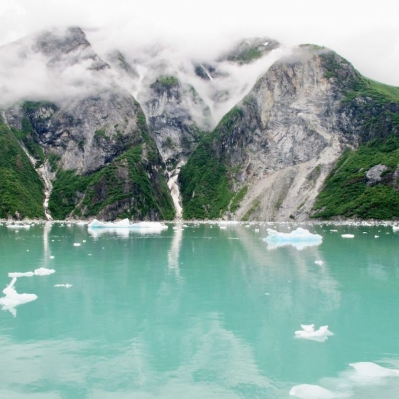 مشهد ساحر من مضيق ترايسي آرم في آلاسكا