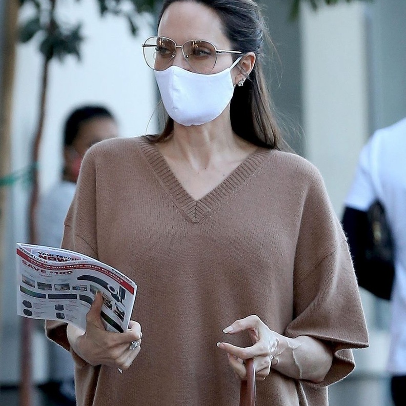  اطلالات جمالية طبيعية بالكمامة مع تسريحات الشعر الماسلة من وحي انجلينا جولي