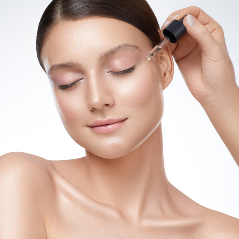 من أبرز النصائح الجمالية للعنياة بالبشرة هو تطبيق المستحضرات بالترتيب الصحيح