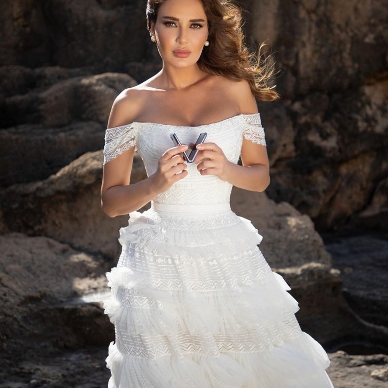 اطلالات باللون الابيض مع الفستان الفاخر مستوحاة من سيرين عبد النور لصيف 2020