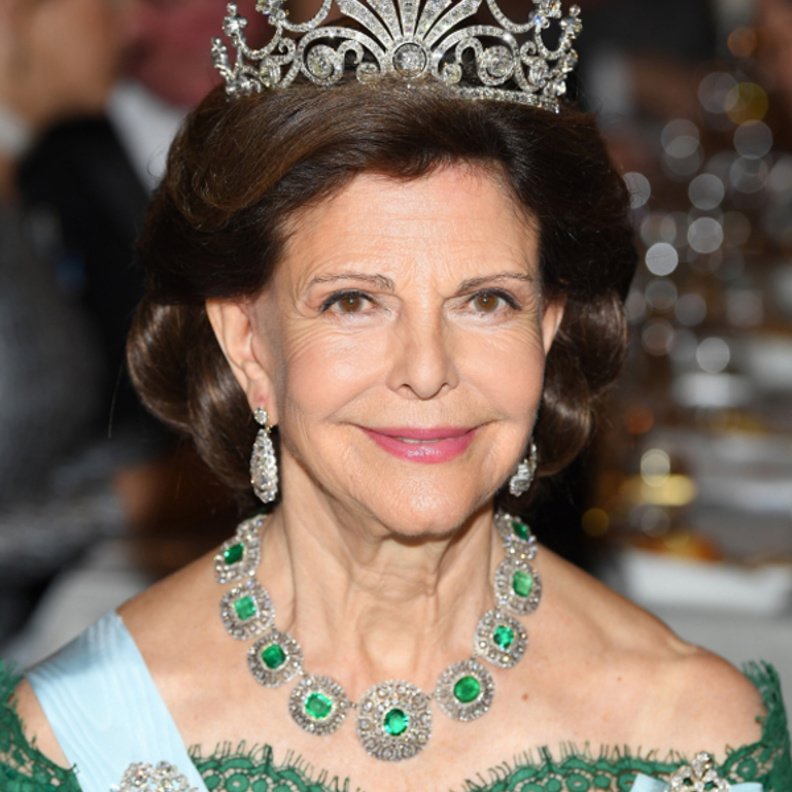 الملكة سيلفيا ترتدي بروش Bernadotte Emerald Suite brooch