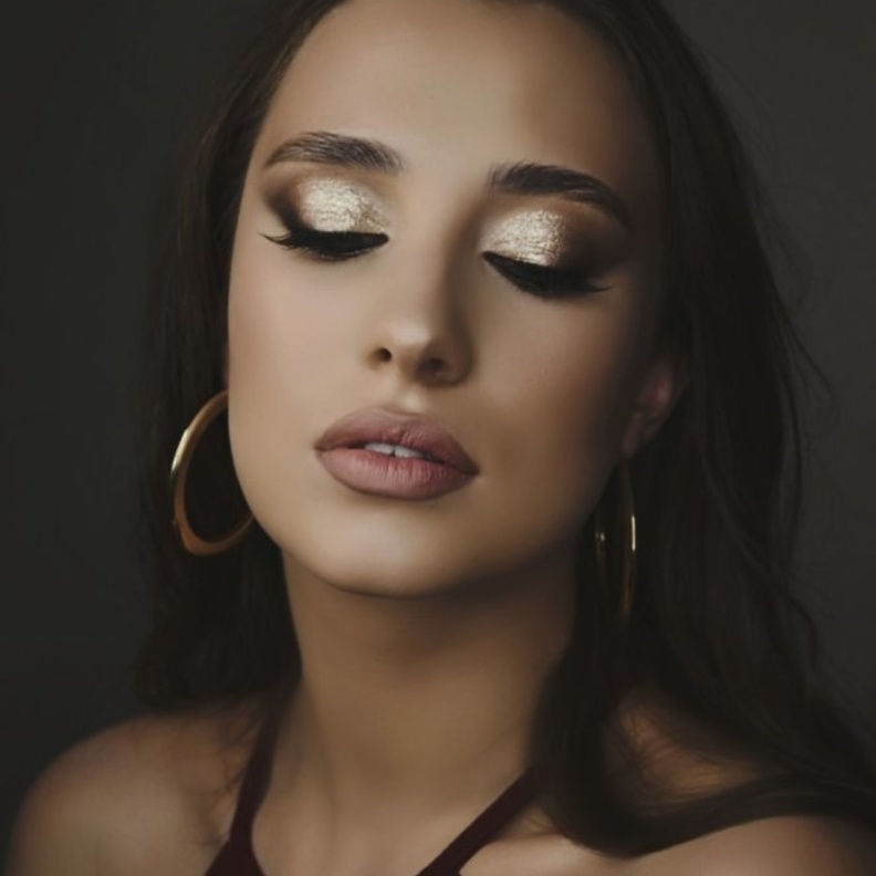 مكياج عيون براق وذهبي لسهرات صيف 2020