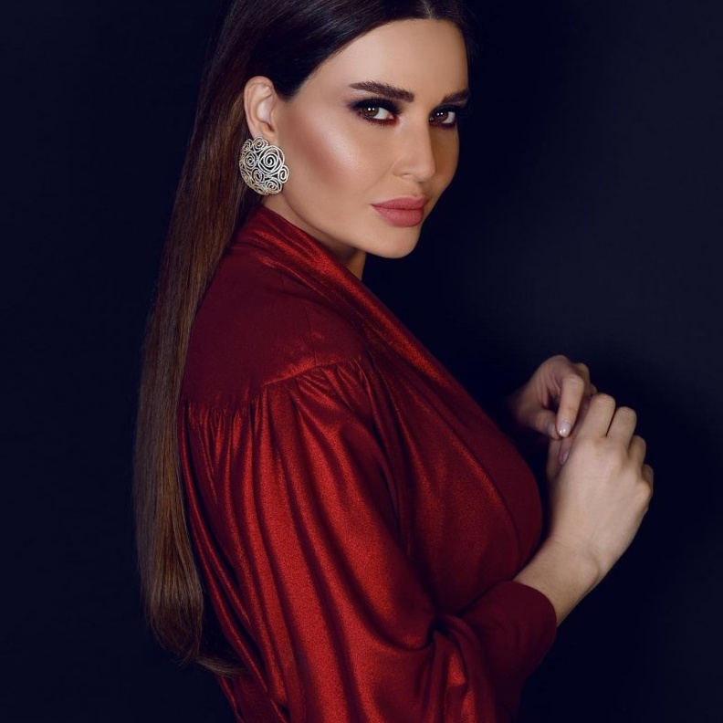 تسريحات شعر ناعمة ومالسة مع الفرق الوسطي مستوحاة من اطلالات سيرين عبدالنور