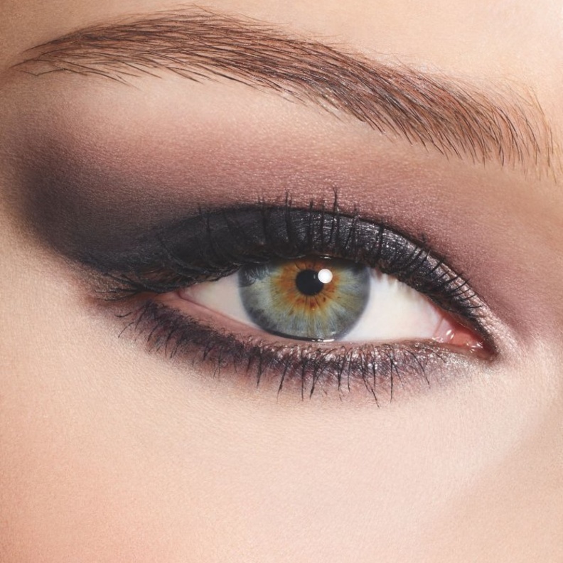 مكياج عيون سموكي أسود