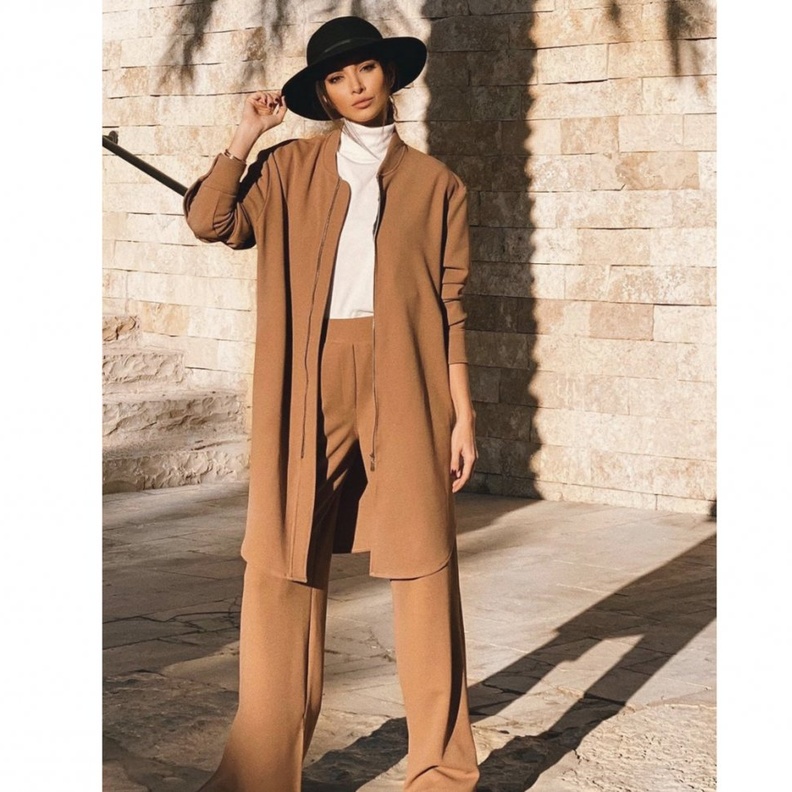 تنسيق اطلالات خريفية بدرجات الكاميل للمشاوير الصباحية