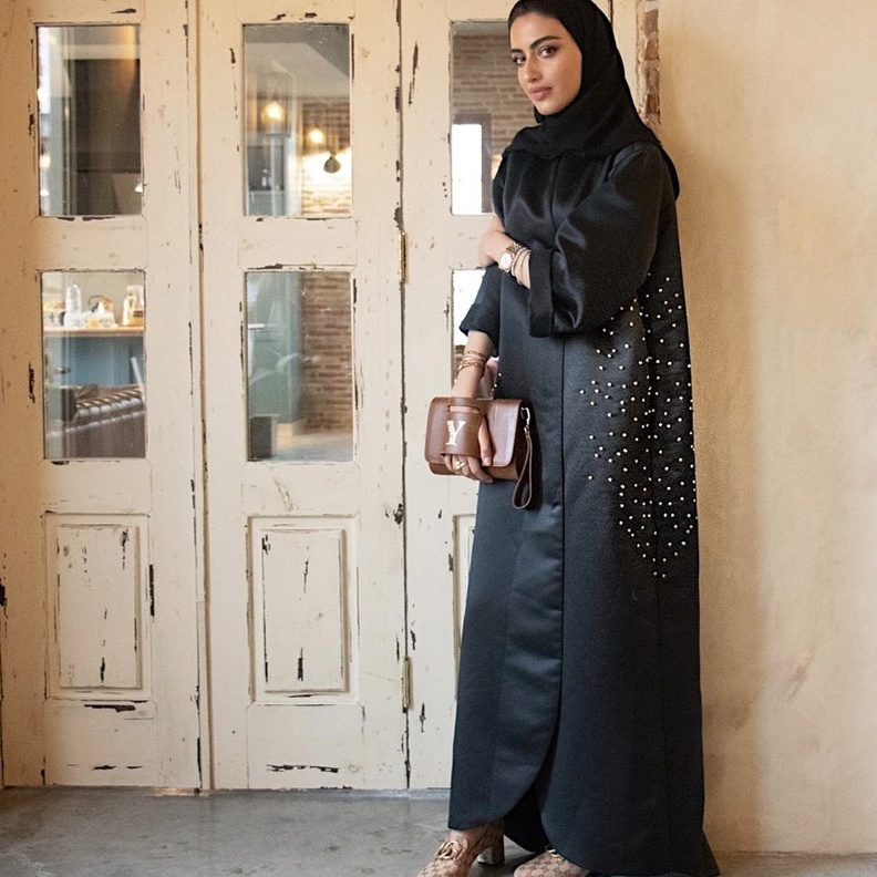  تنسيق اطلالات بالعبايات مع اللؤلؤ من وحي يارا النملة