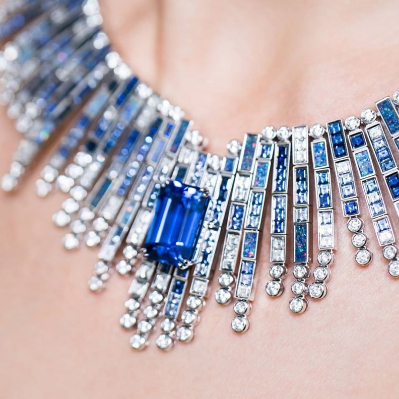 أقراط من ديور Dior