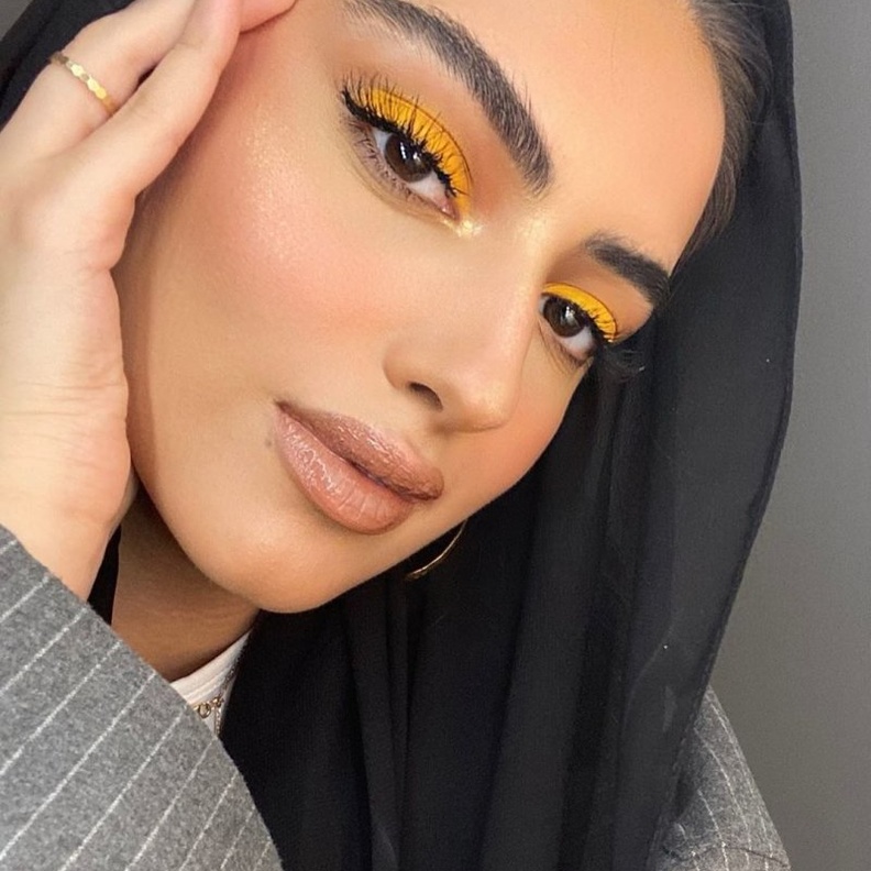 خطوات تطبيق المكياج الملون بدرجات الأصفر