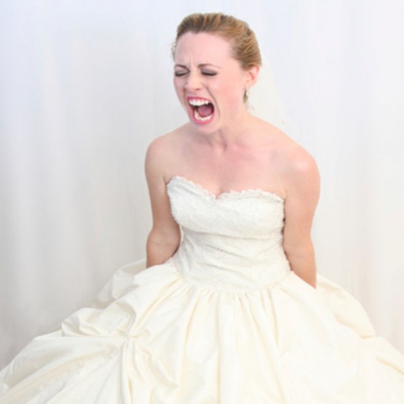 تشاجرت العروس مع احد المعازيم الذي حاول افساد حفلها