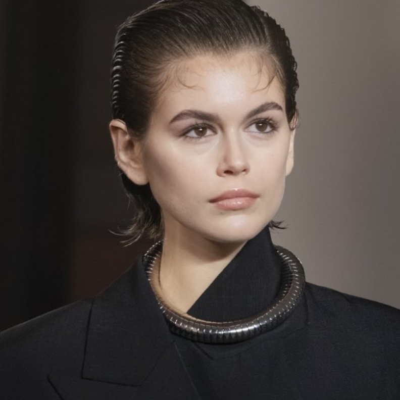  تسريحات شعر كاريه مسحوبة الى الخلف من دار Proenza Schouler