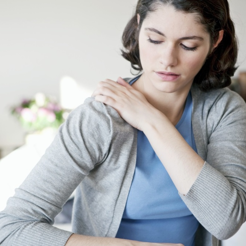 الام الكتف ناتجة عن عوامل حياتية واسباب مرضية