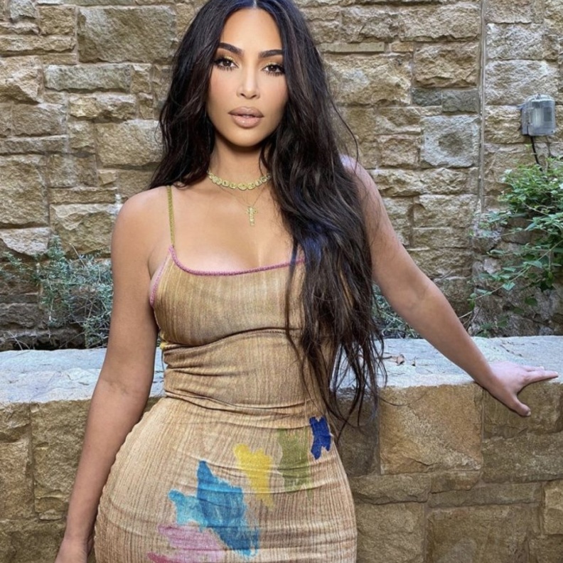  فستان صيفي معرق من اطلالات كيم كارداشيان