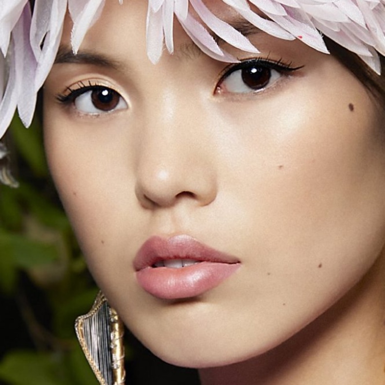 إطلالة جمال آسرة تُبرز الأنوثة المتأنقة بكواليس عروض الأزياء لدار  Dolce&Gabbana "ألتا مودا" فلورنسا