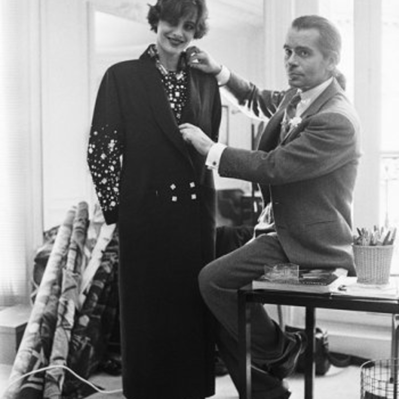  كارل لاغيرفيلد يضع اللمسات النهائية على أحد التصاميم