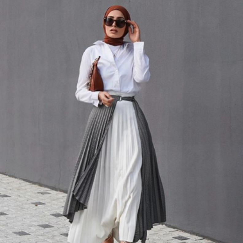  تنسيق القميص الأبيض مع التنورة على طريقة سمر شاكر