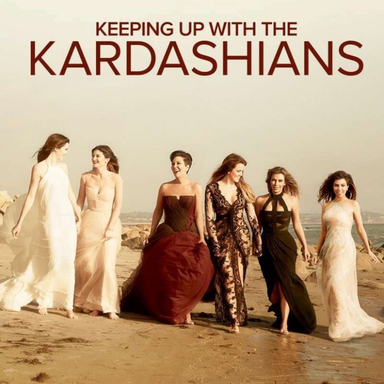 اطلالات الاخوات كارداشيان في صورة الموسم الثامن بفساتين سهرة أنيقة طويلة