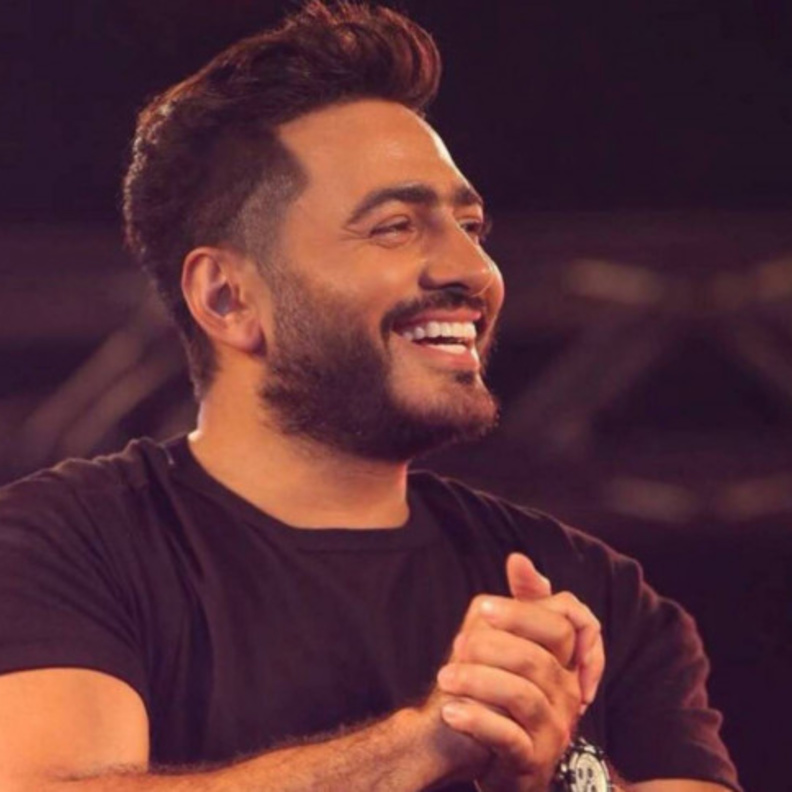 تامر حسني يرقص على بالبنط العريض