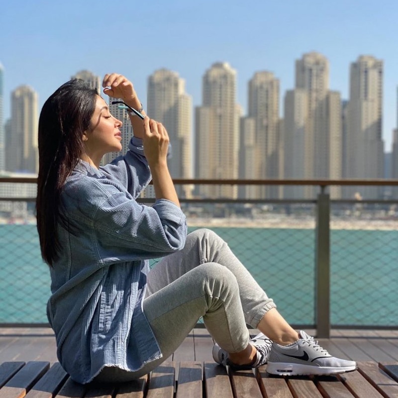 اطلالات رياضية مريحة وعصرية مستوحاة من اطلالات اسيل عمران