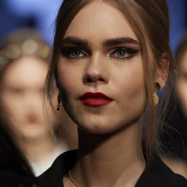 طريقة رسم الايلاينر حسب شكل العين ودمجه مع الظلال كالمحترفين من Dolce & Gabbana