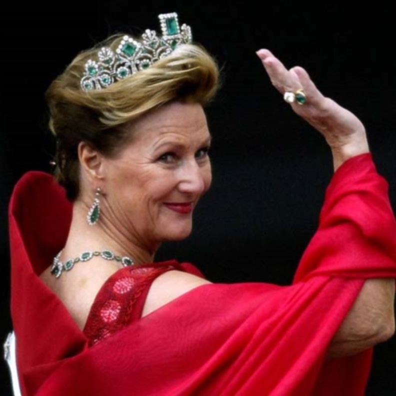 من فرنسا إلى النرويج.. قصة أكبر تاج من الزمرد تملكة العائلة المالكة النرويجية