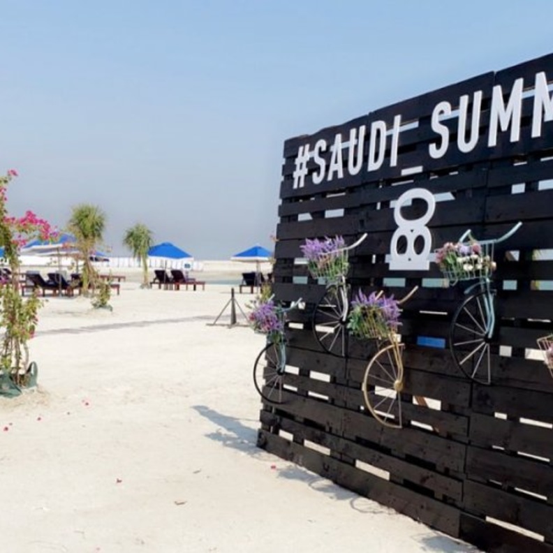 أجواء الصيف مع 180 BeachClub