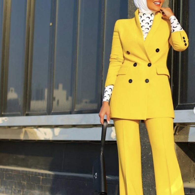  لوك جريء في بدلة باللون الأصفر اعتمدته مرمر